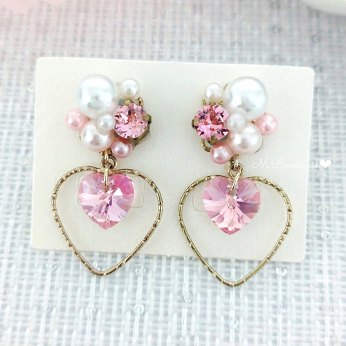 ライトピンク〉スワロフスキービジュー ミディハートフープピアス