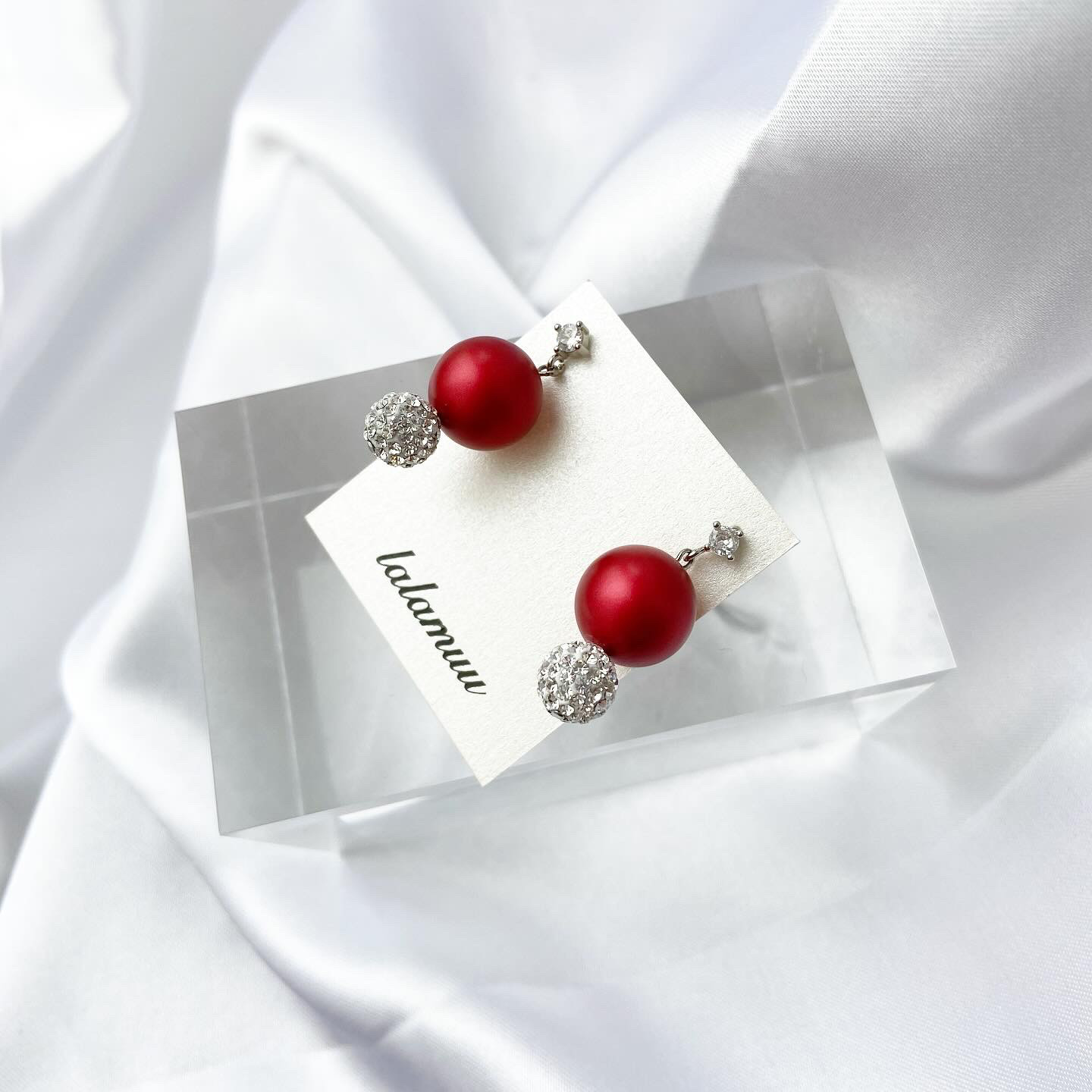 送料無料　レッド パール ラインストーンボールピアス　一粒　赤　高級感　ラインストーン　ピアス　クリスマス　Ａ58