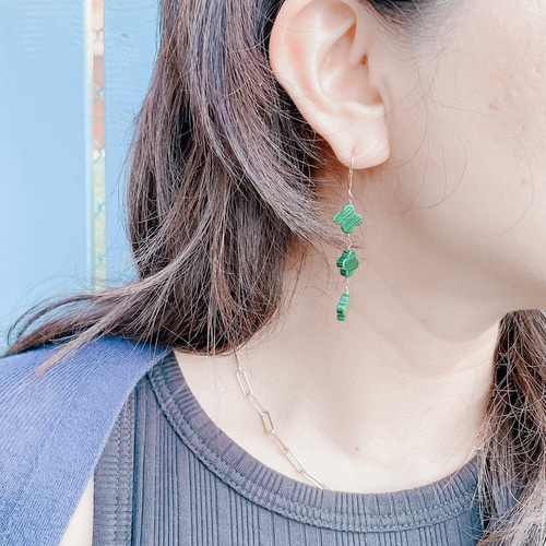 マラカイトクローバーロングピアス ピアス（フック・チェーン） True