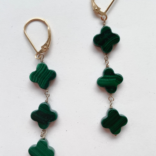 マラカイトクローバーロングピアス ピアス（フック・チェーン） True