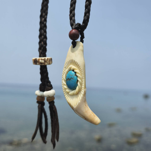 熊の牙 オールドキングマンターコイズのペンダント ネックレス