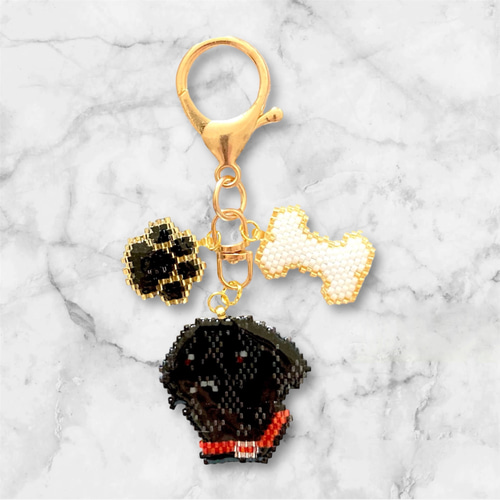 黒ラブちゃんモチーフのキーホルダー デリカビーズ織り 肉球＆骨