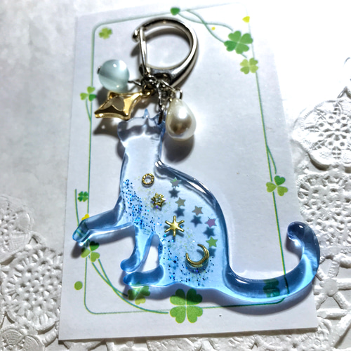 花火　金魚　うちわチャーム　蓄光　じゃれ猫　レジン猫チャーム　ネイビー　茶トラ猫 花火 金魚 うちわチャーム 蓄光 じゃれ猫 レジン猫チャーム