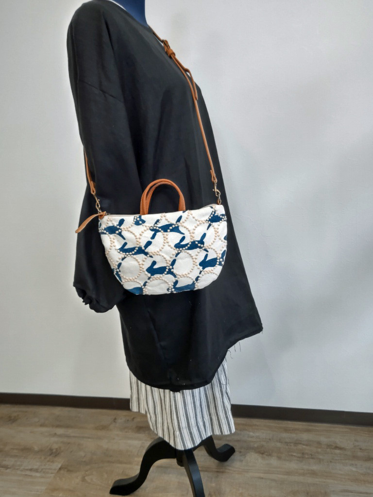現品】タンバリン ネイビー がま口三つ折り財布 ミナペルホネン 現品】タンバリン ネイビー がま口三つ折り財布 ミナペルホネン