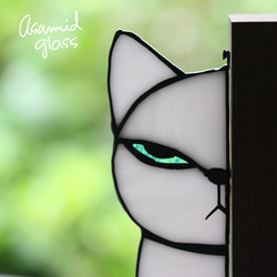 ステンドグラス こちらを見つめるジト目の猫ちゃん 白猫 その他