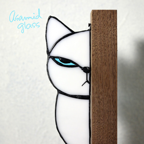 ステンドグラス こちらを見つめるジト目の猫ちゃん 白猫 その他