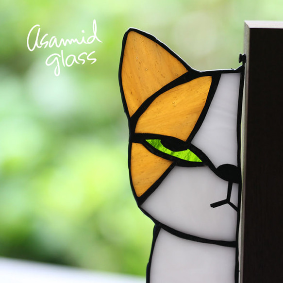 ステンドグラス　こちらを見つめるジト目の猫ちゃん　ハチワレ茶白 1枚目の画像