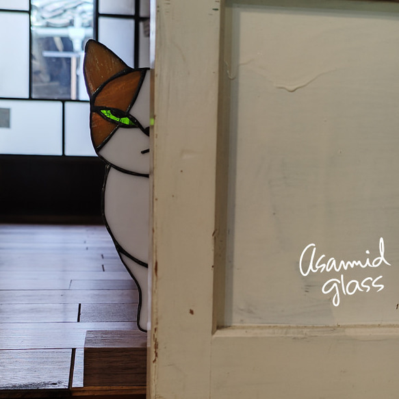 ステンドグラス　こちらを見つめるジト目の猫ちゃん　ハチワレ茶白 6枚目の画像