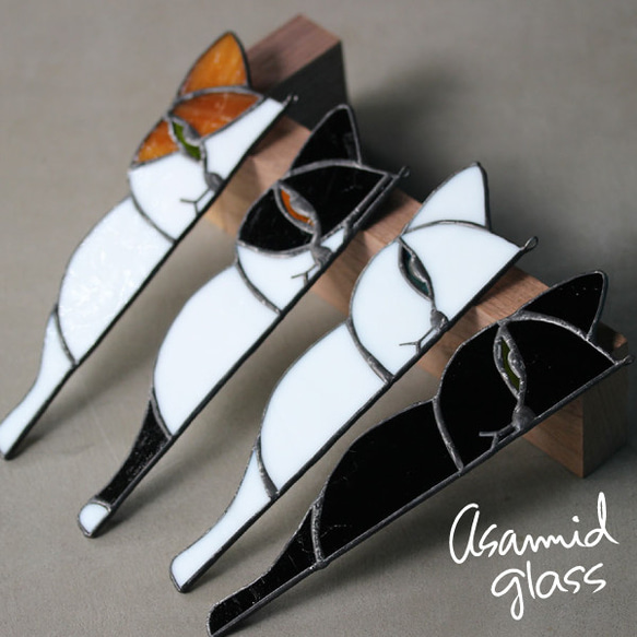 ステンドグラス　こちらを見つめるジト目の猫ちゃん　ハチワレ茶白 2枚目の画像