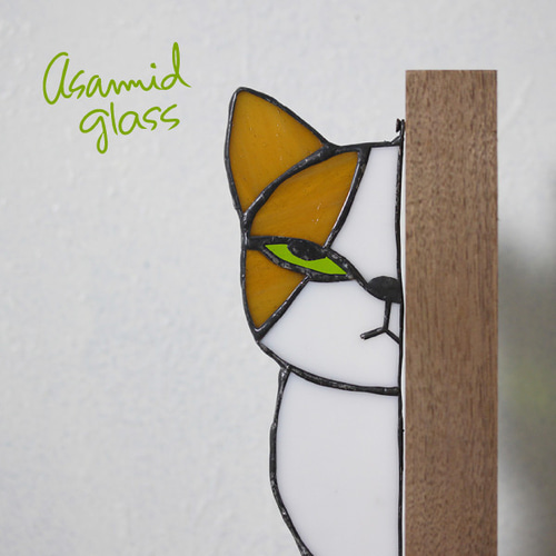 ステンドグラス こちらを見つめるジト目の猫ちゃん ハチワレ茶白