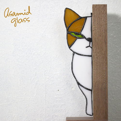 ステンドグラス こちらを見つめるジト目の猫ちゃん ハチワレ茶白