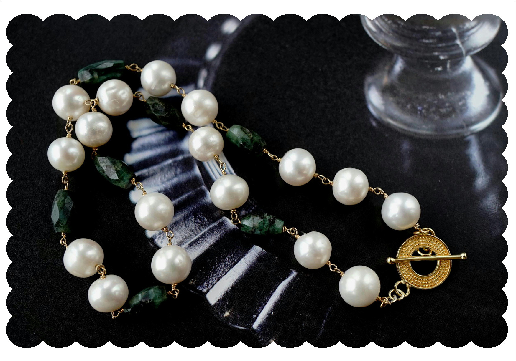 大粒淡水パールとエメラルドのワイヤーネックレス