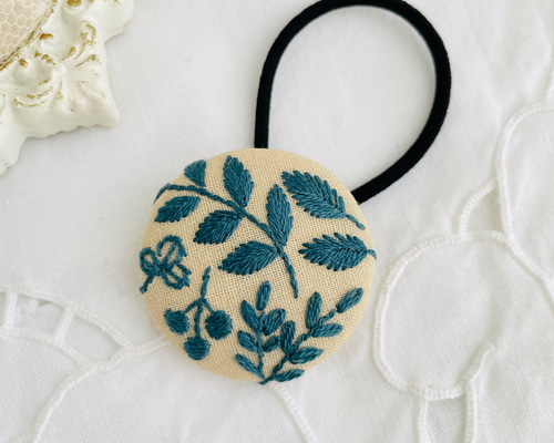 ネイビー生地に白薔薇刺繍☆2.7センチくるみボタンヘアゴム2点セット e0f581e8b7e5ddea2165794513f37e