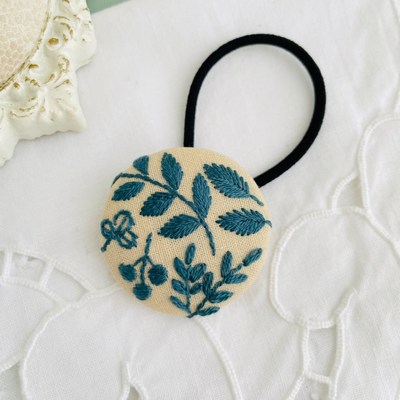 リーフ模様の刺繍ヘアゴム＊ベージュ×ネイビー＊くるみボタン ヘアゴム