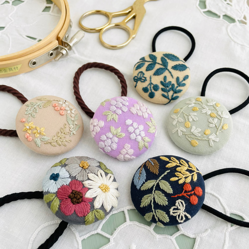リーフ模様の刺繍ヘアゴム＊ベージュ×ネイビー＊くるみボタン