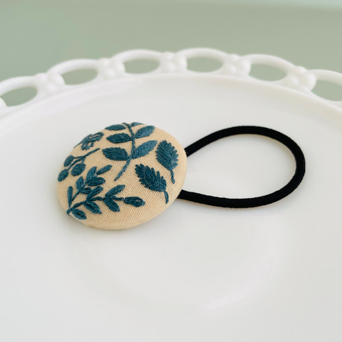 ネイビー生地に白薔薇刺繍☆2.7センチくるみボタンヘアゴム2点セット c6ad9bd93fb0baf7147edfac01eeec