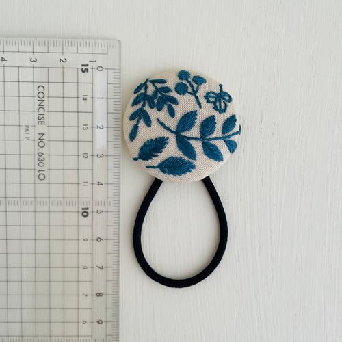 ネイビー生地に白薔薇刺繍☆2.7センチくるみボタンヘアゴム2点セット e0f581e8b7e5ddea2165794513f37e