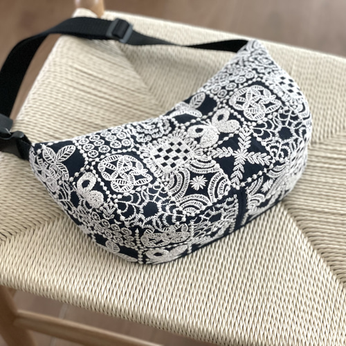 ⚮̈ミナペルホネン からだにフィットするボディバッグ 
