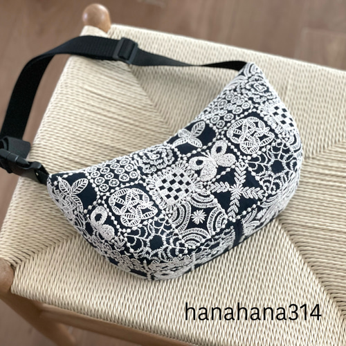 ミナペルホネン　フォレストタイル　ハンドメイドボディバッグ ⚮̈ミナペルホネン からだにフィットするボディバッグ 