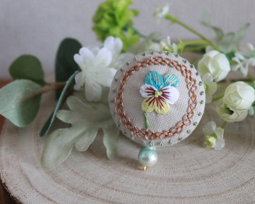 再販なし一点】ビオラ＊アンティーク風刺繍ブローチ① ブローチ