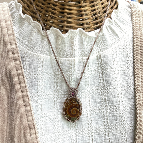 アンモナイト（ダークブラウンカラー） マクラメ編みネックレス