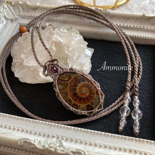 アンモナイトのネックレス（マクラメ） レインボーカラー アンモナイト化石 マクラメ編みネックレス・マクラメ