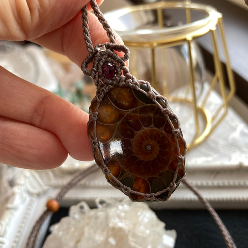 アンモナイトのネックレス（マクラメ） レインボーカラー アンモナイト化石 マクラメ編みネックレス・マクラメ