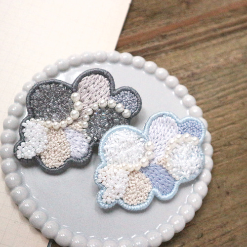 雲/くも】刺繍ブローチ 【cloud】 ブローチ katea.（かてぃ） 通販