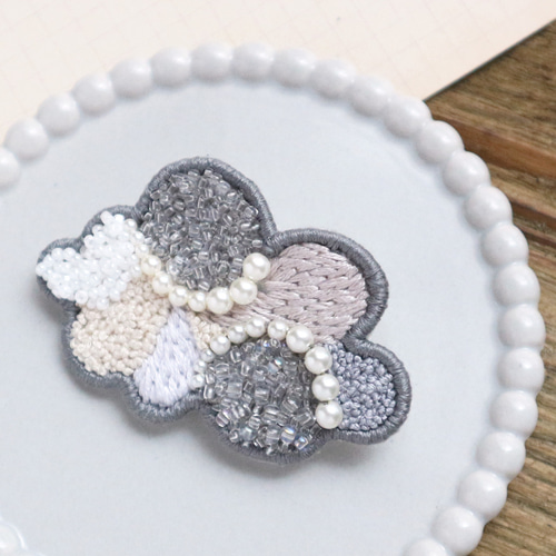 雲/くも】刺繍ブローチ 【cloud】 ブローチ katea.（かてぃ） 通販