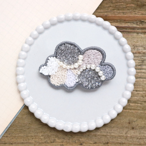 雲/くも】刺繍ブローチ 【cloud】 ブローチ katea.（かてぃ） 通販