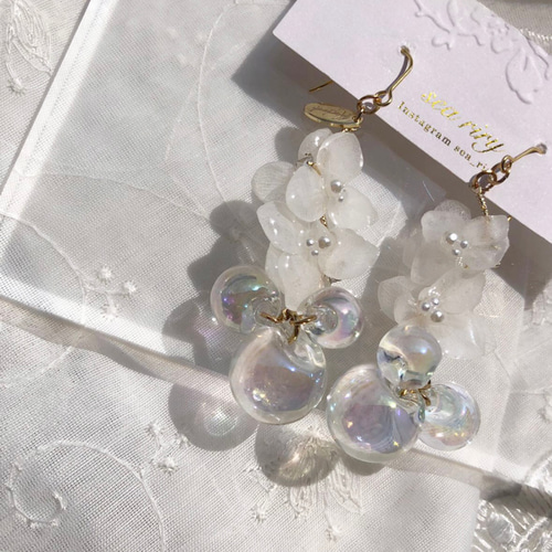 no.689 再販 flower bubble 紫陽花としゃぼん玉のゆらゆらピアス 