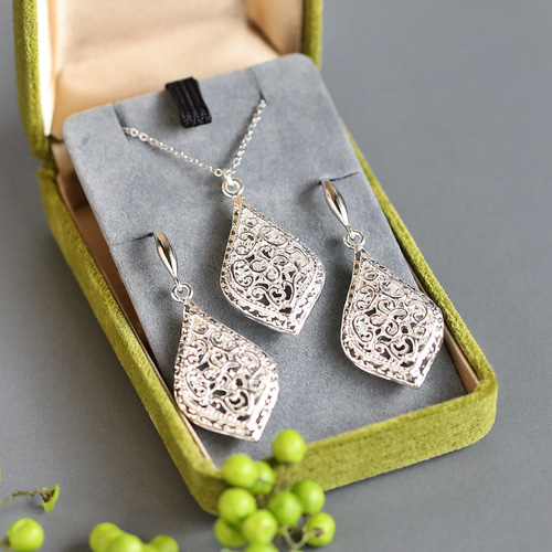 Arabesque 透かし模様の大ぶり雫ネックレス｜45cm SUS316｜ゴールド or