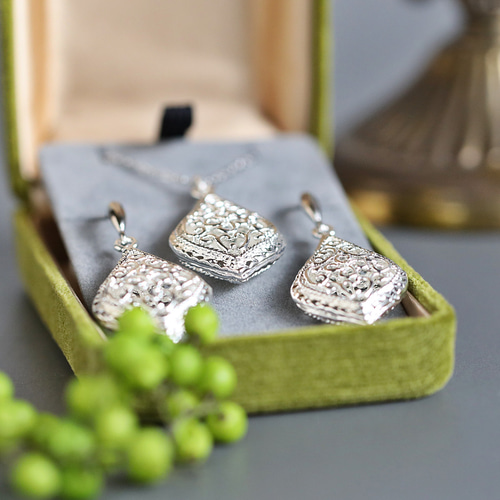 Arabesque 透かし模様の大ぶり雫ネックレス｜45cm SUS316｜ゴールド or