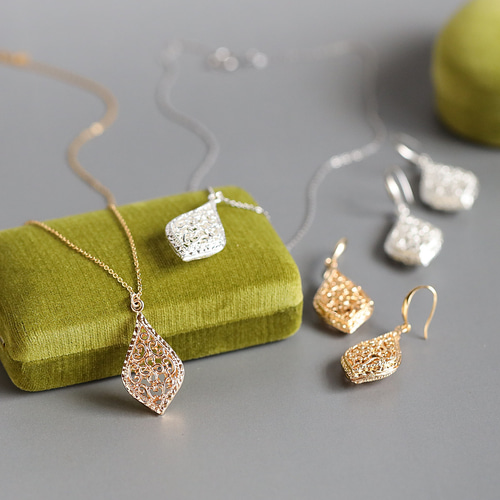 も*し様 アクセサリー まとめ売り 大量 約3kg ゴールド/シルバー色 イヤリ Arabesque 透かし模様の大ぶり雫ネックレス｜45cm SUS316｜ゴールド or