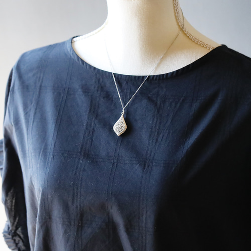 Arabesque 透かし模様の大ぶり雫ネックレス｜45cm SUS316｜ゴールド or