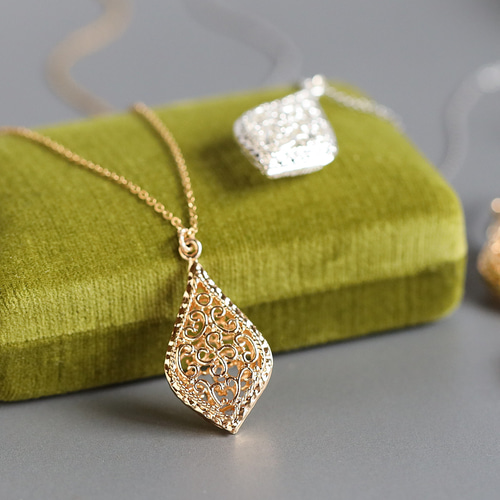 Arabesque 透かし模様の大ぶり雫ネックレス｜45cm SUS316｜ゴールド or