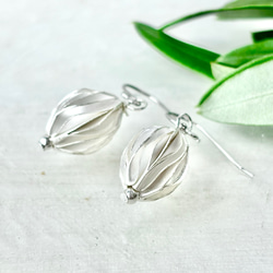カレンシルバーのフラワーモチーフピアス～夏銀花～ ピアス（フック