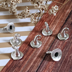 とんがり帽子 チャーム 8個 帽子 メタル シルバー パーツ 1枚目の画像