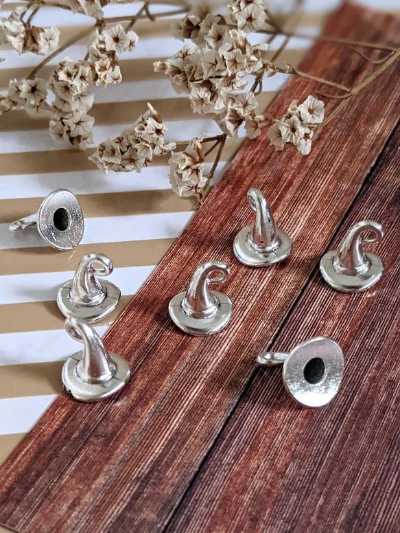 とんがり帽子 チャーム 8個 帽子 メタル シルバー パーツ 1枚目の画像