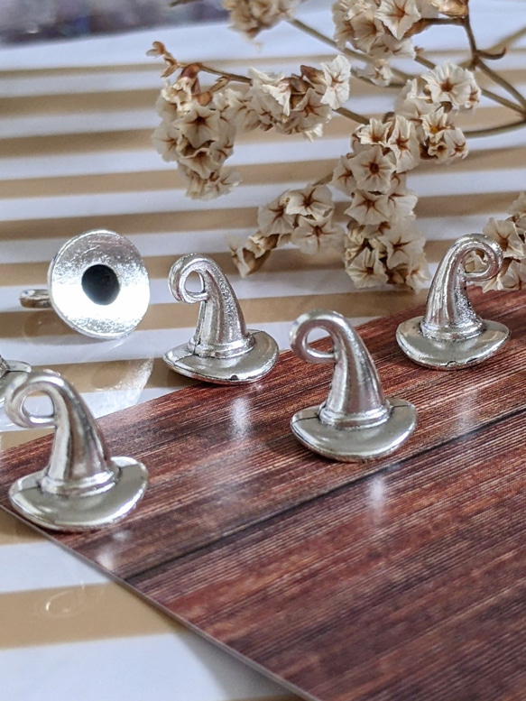 とんがり帽子 チャーム 8個 帽子 メタル シルバー パーツ 2枚目の画像