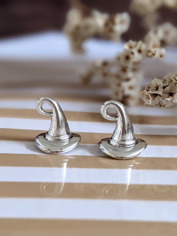 とんがり帽子 チャーム 8個 帽子 メタル シルバー パーツ 4枚目の画像