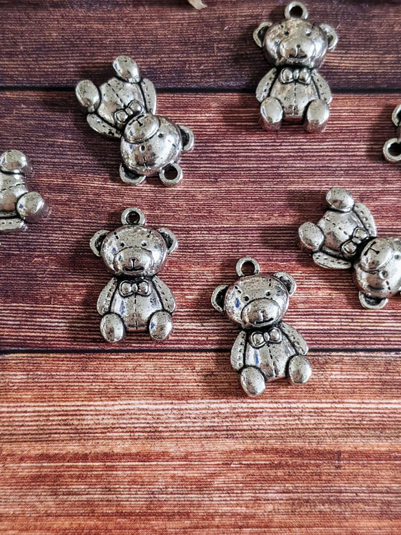テディベア チャーム 8個 くま アンティーク メタル パーツ 1枚目の画像