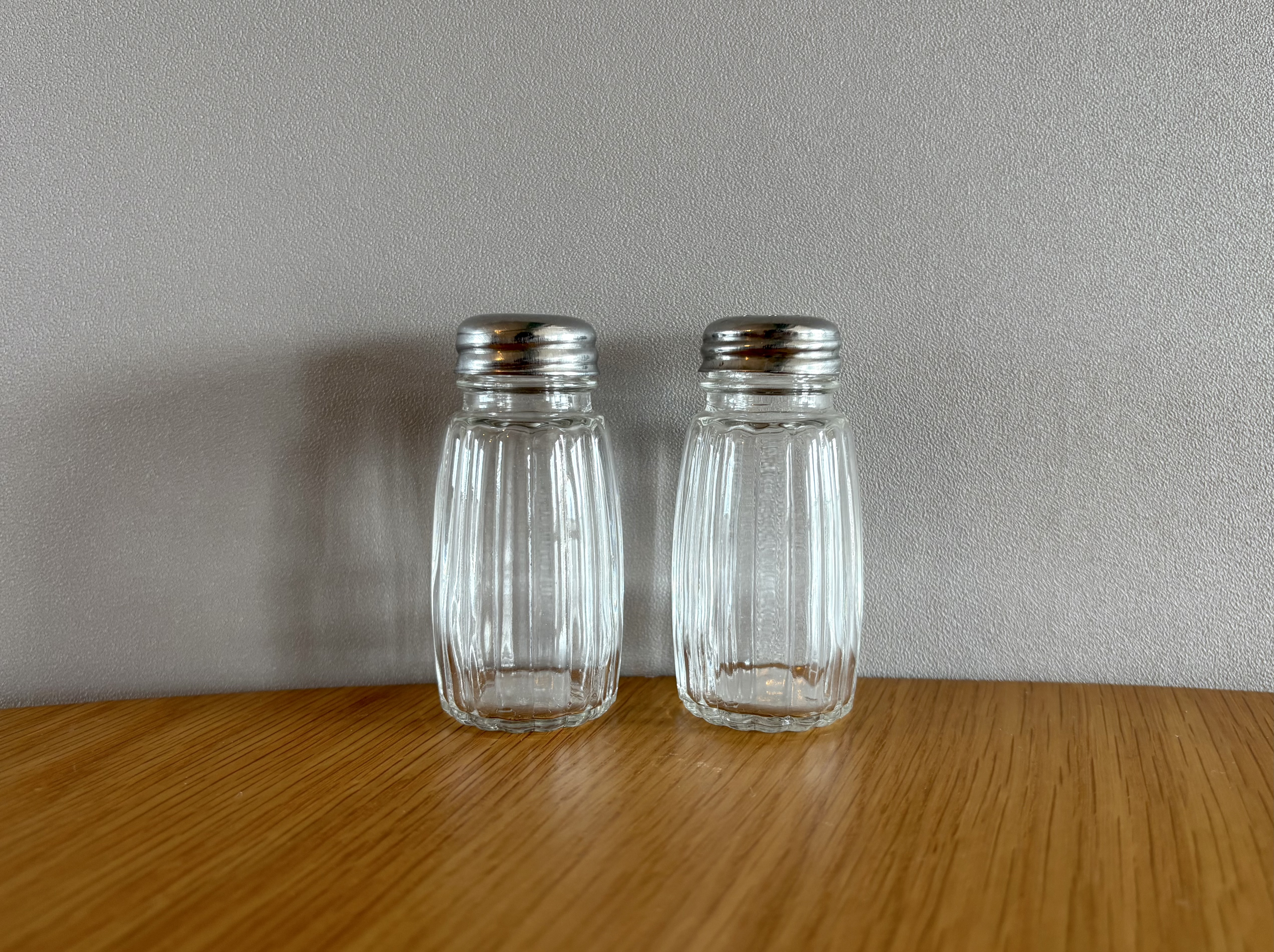 イタリアの古い調味料入れ　Italian Salt and Pepper Shaker 【2点セット】