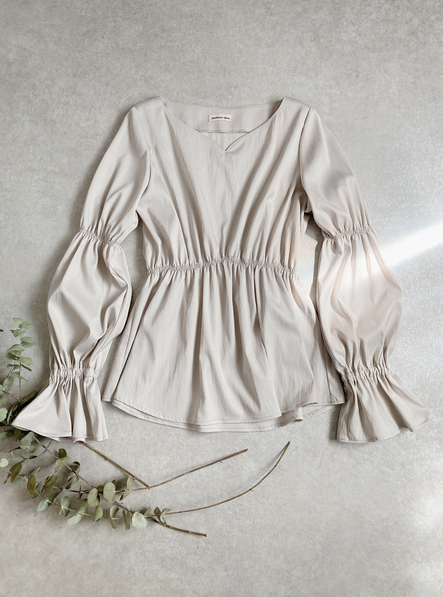 マットサテンロングパフスリーブブラウス(見頃シャーリング)