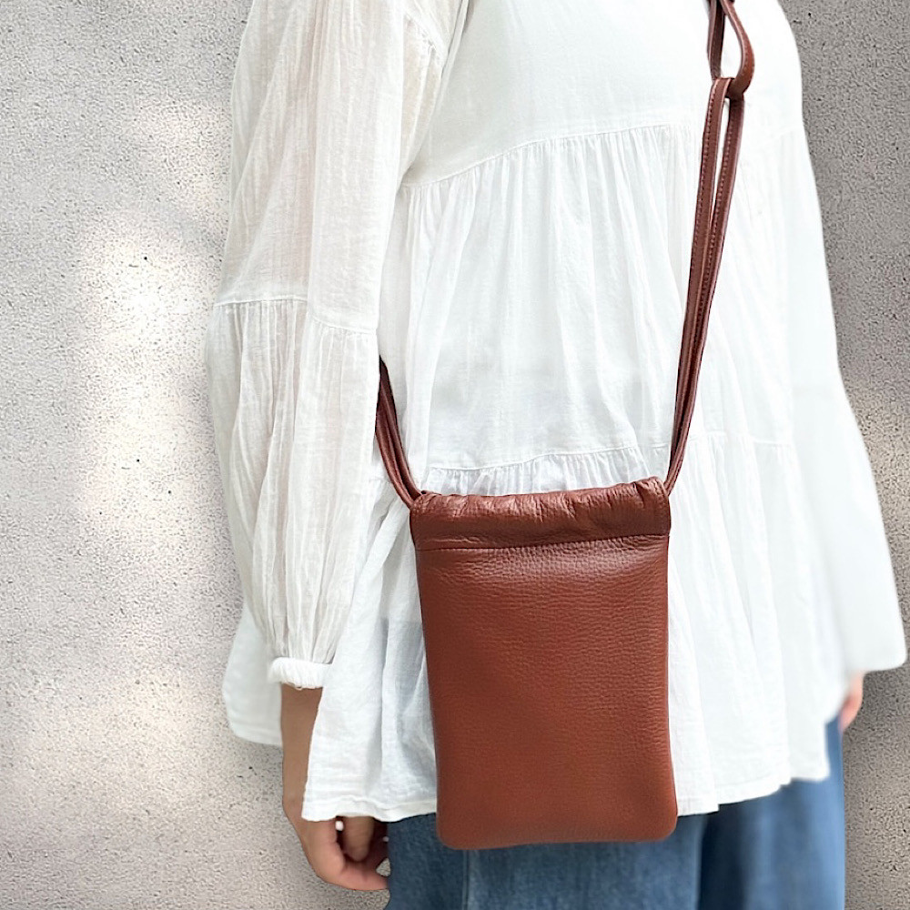 高級本革 　サコッシュ　スマホショルダー　スマホポシェット　2WAYショルダーバッグ　Brown