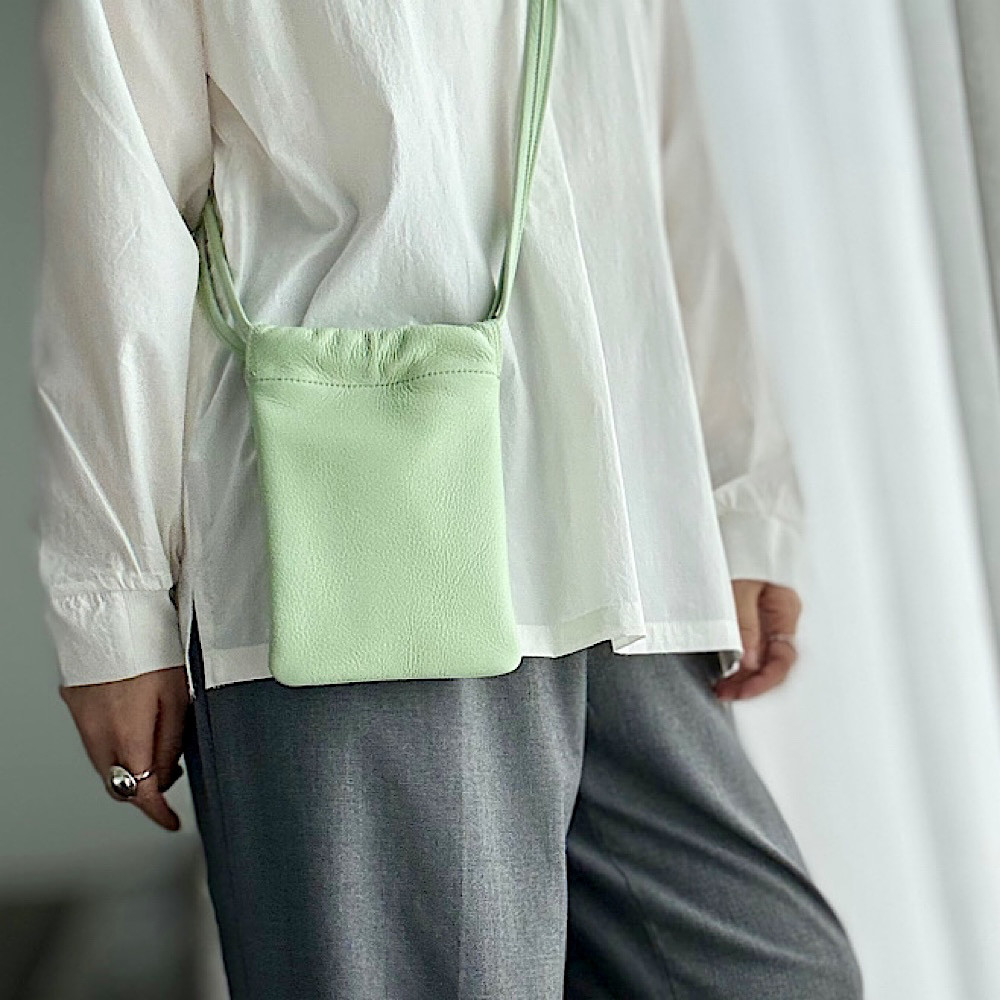 高級本革 　サコッシュ　スマホショルダー　スマホポシェット　2WAYショルダーバッグ　Lightgreen