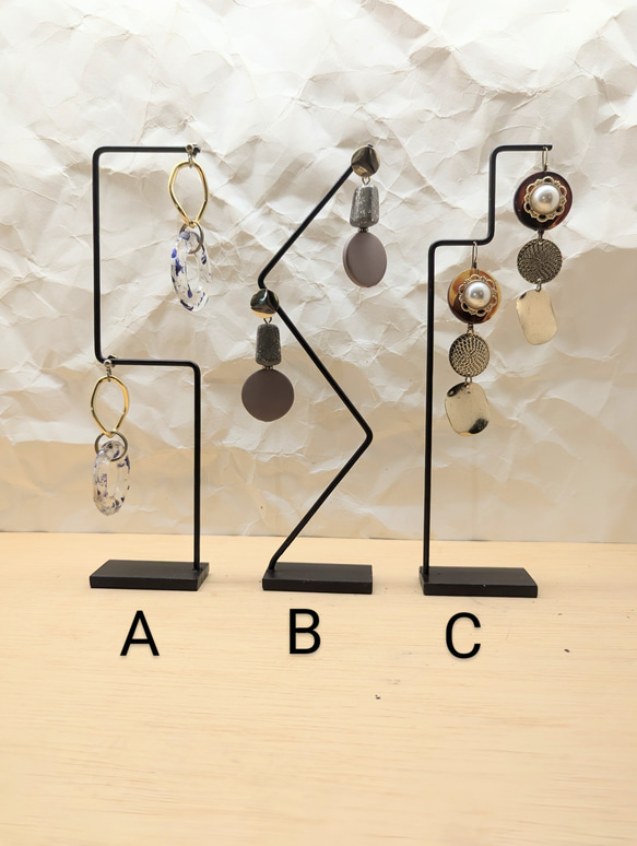 目を引くピアススタンド　attention (1個） 1枚目の画像