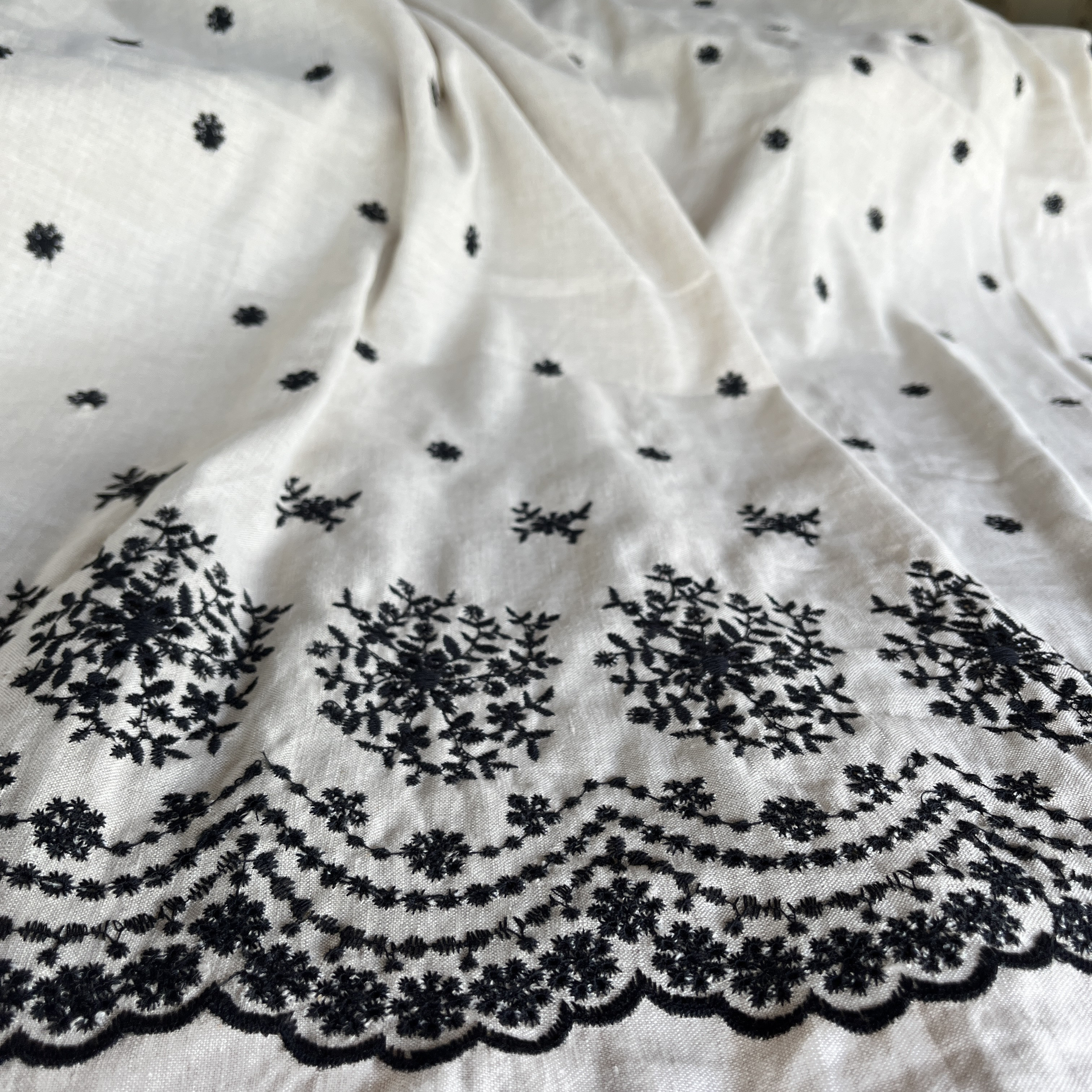 リネン混両耳スカラップ刺繍生地 刺繍有効幅9.2m