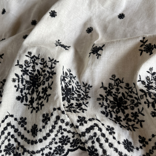 リネン混両耳スカラップ刺繍生地 刺繍有効幅9.2m