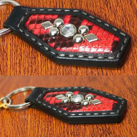 本革手縫い強力磁石内蔵スタッズキーホルダー 黒革_赤パイソン 本革手縫い強力磁石内蔵スタッズキーホルダー 黒革_赤パイソン